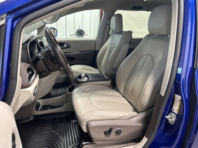 Used 2020 Chrysler Pacifica Touring-L Plus w/ Advanced Safetytec Group FWD image 13