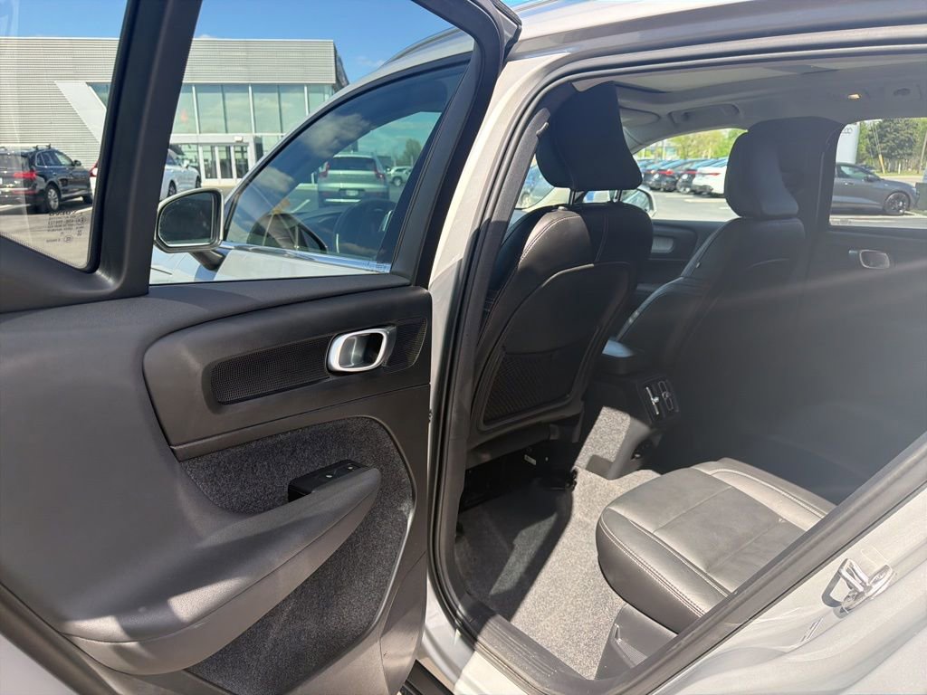 Used 2025 Volvo XC40 B5 Plus image 7