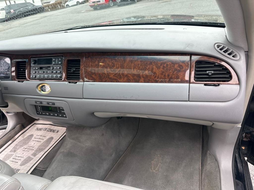 Used 2002 Lincoln Town Car Cartier RWD image 35