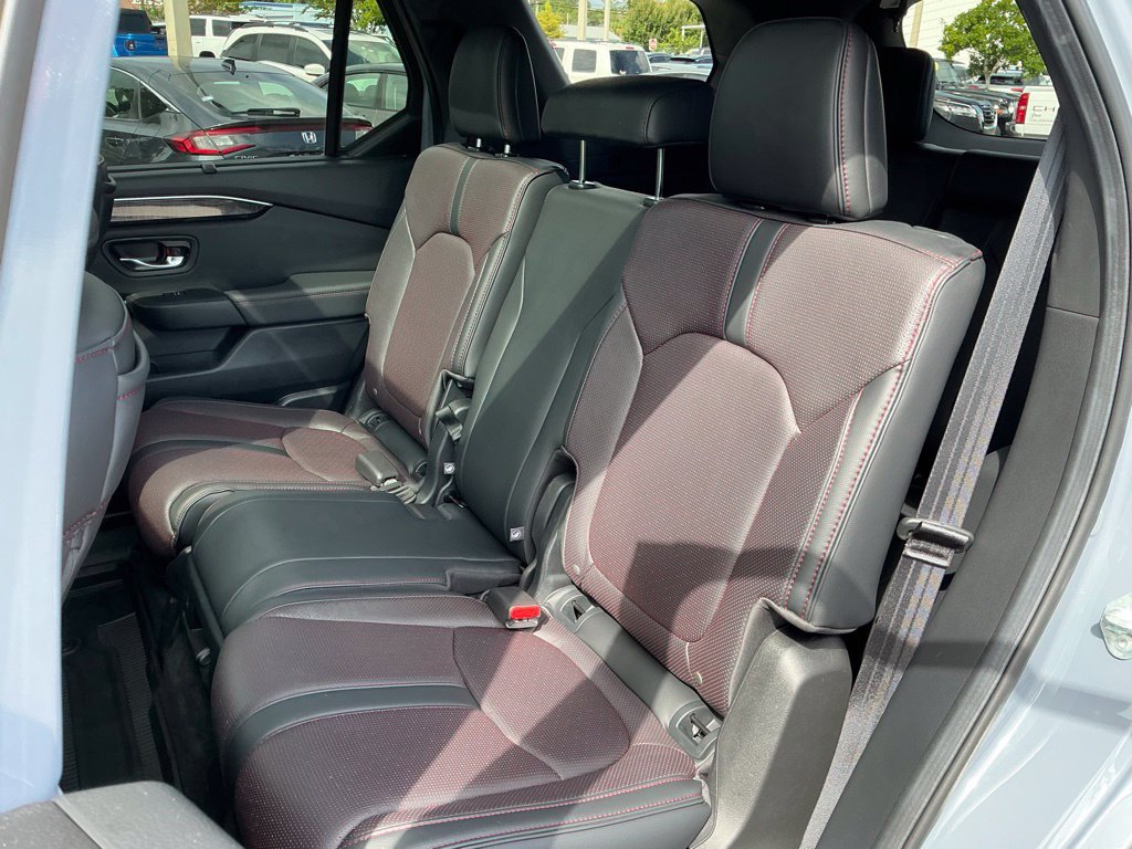 Certified 2025 Honda Pilot Black Edition image 33