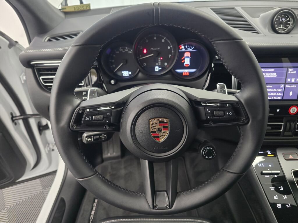 Certified 2025 Porsche Macan Turbo image 15