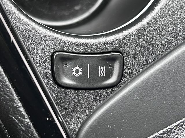 Used 2023 Chrysler 300 C image 31