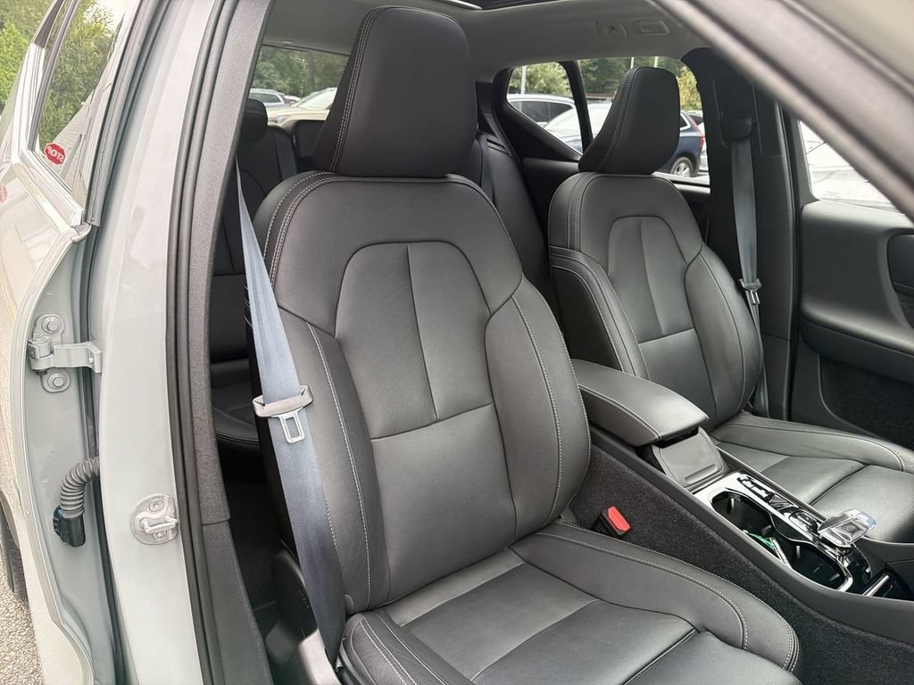 Certified 2024 Volvo XC40 B5 Plus w/ Climate Package AWD/4WD image 25