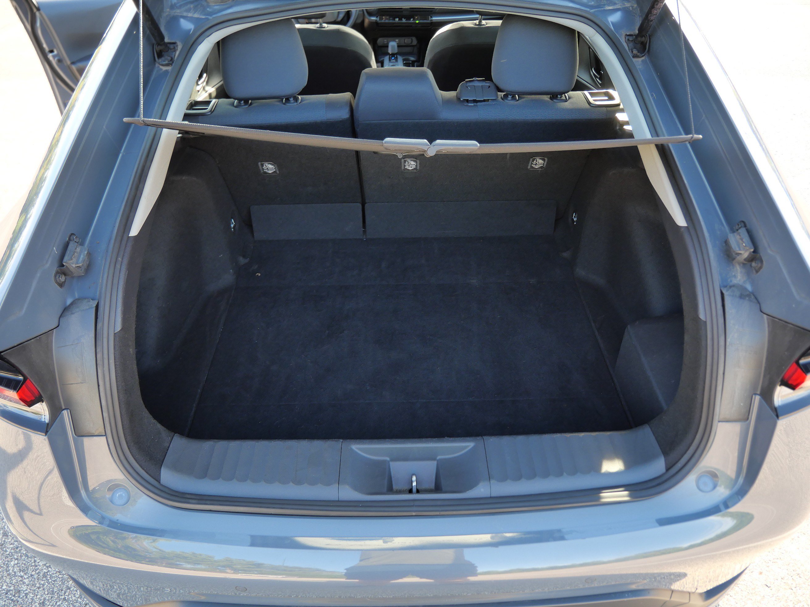 Certified 2025 Toyota Prius LE FWD image 19