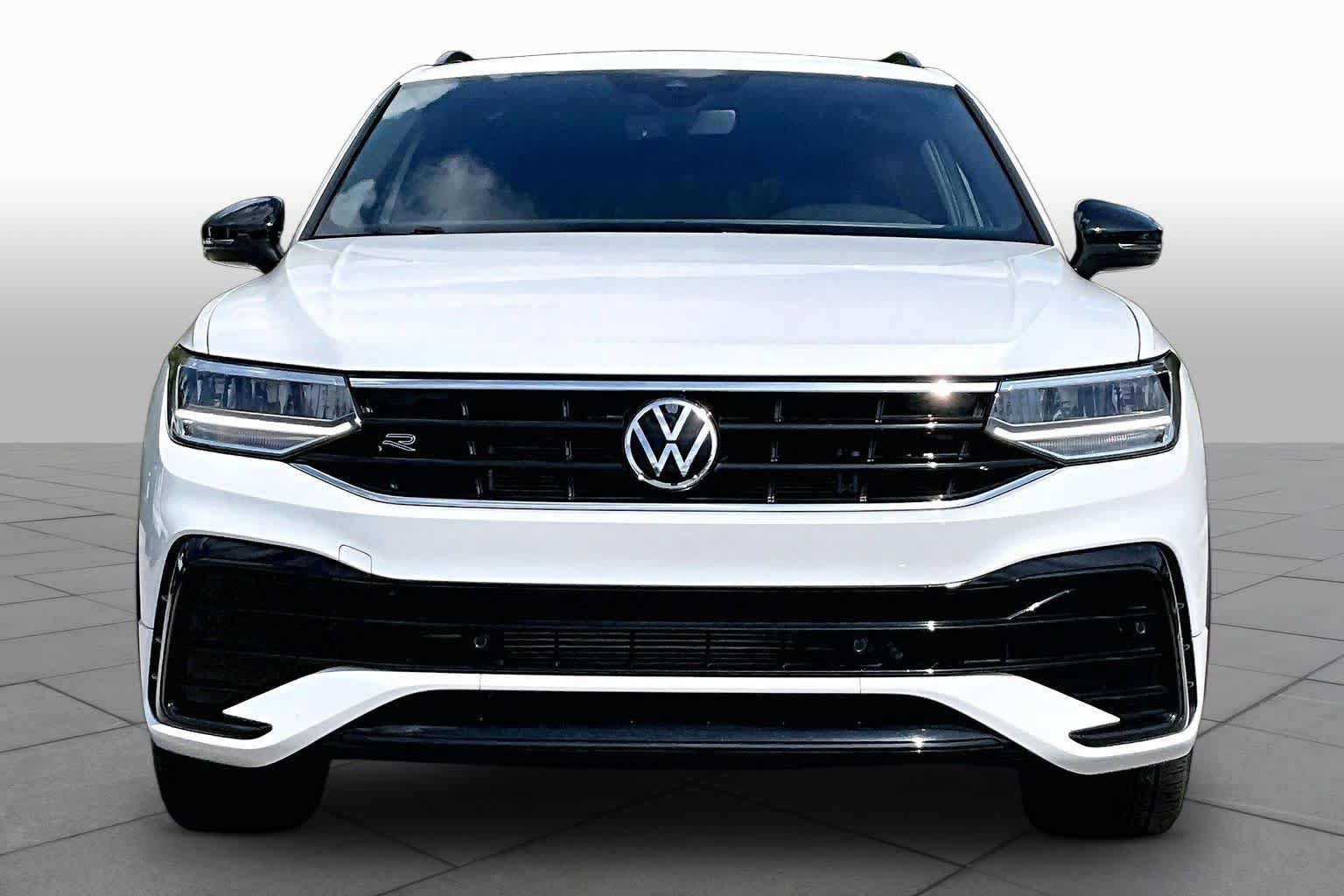 Used 2024 Volkswagen Tiguan SE R-Line FWD image 3