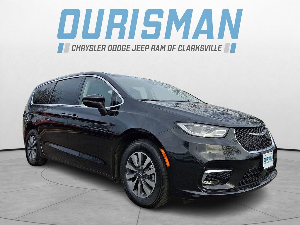 Used 2023 Chrysler Pacifica Touring-L image 1