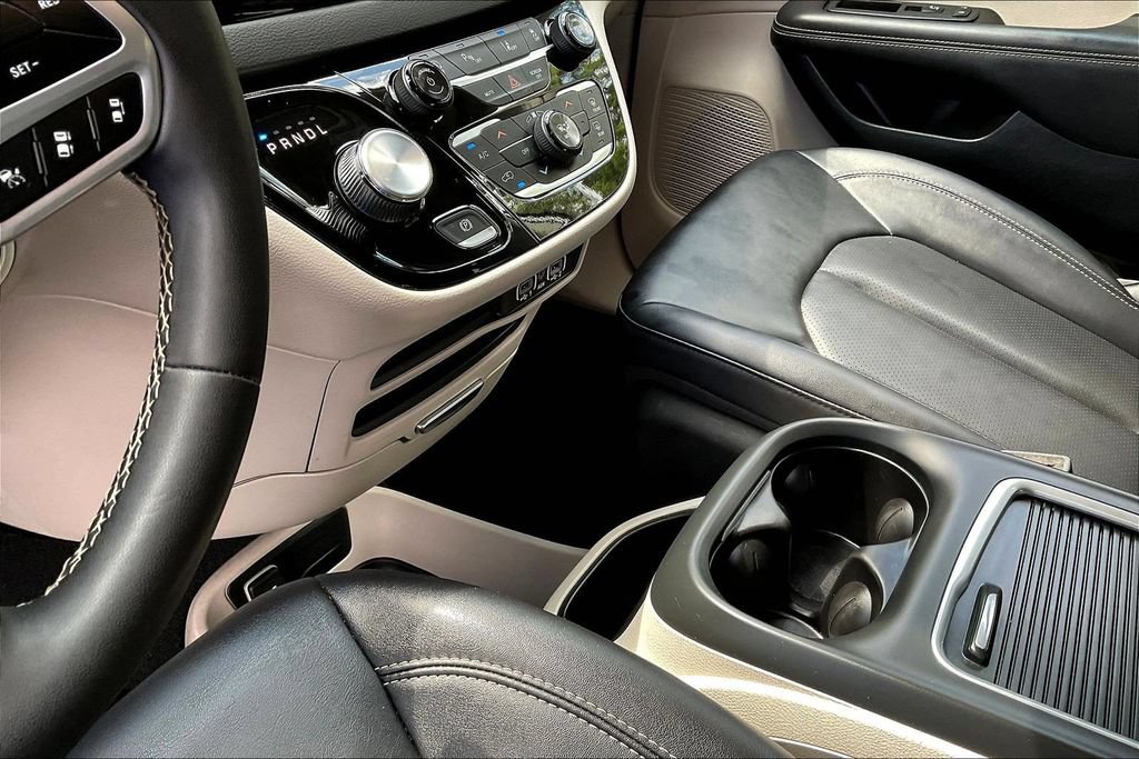 Used 2024 Chrysler Pacifica Touring-L FWD image 21