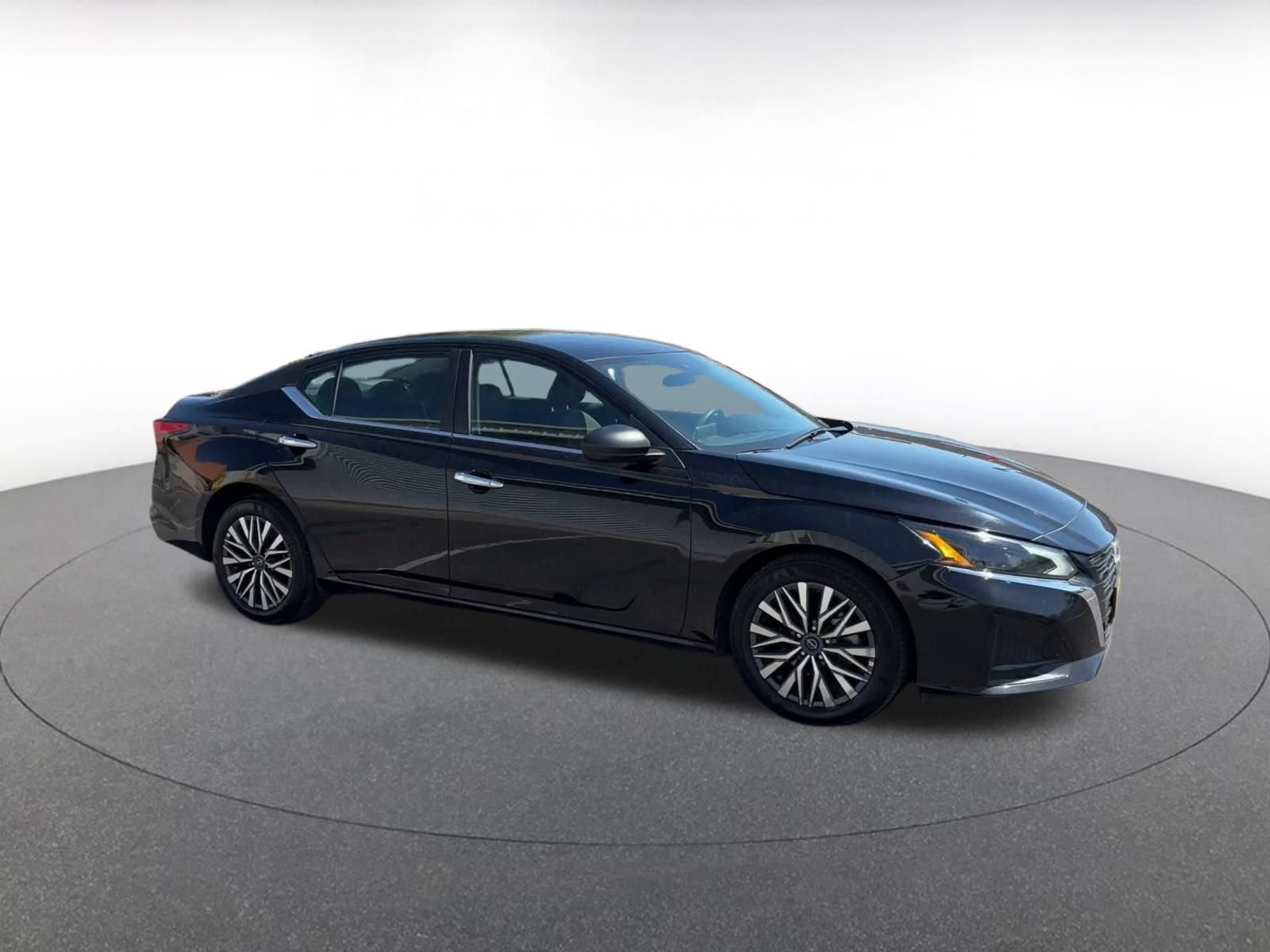 Used 2025 Nissan Altima 2.5 SV FWD image 2