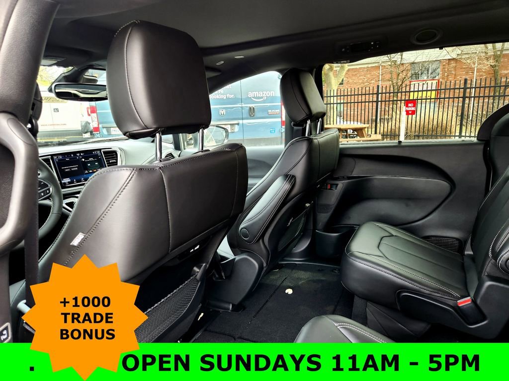 New 2025 Chrysler Pacifica Select image 17