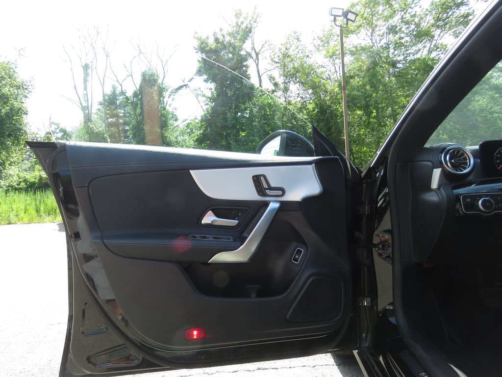 Used 2025 Mercedes-Benz CLA 250 4MATIC image 9