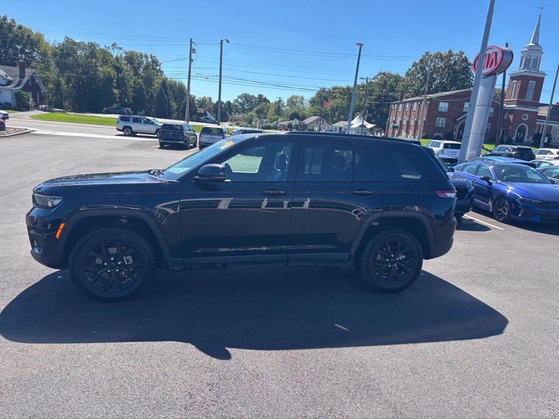Used 2025 Jeep Grand Cherokee Altitude AWD/4WD image 5