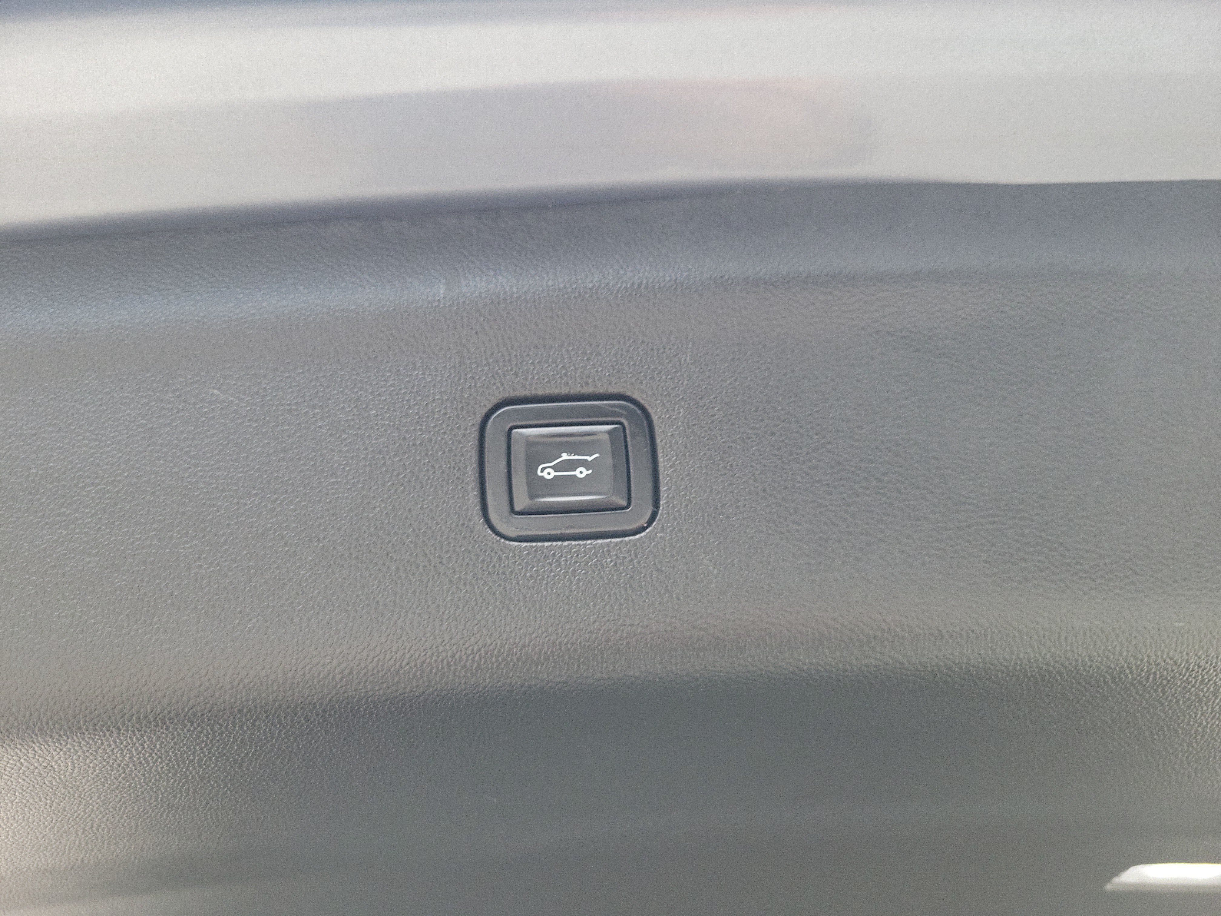 Used 2021 Buick Enclave Essence FWD image 17