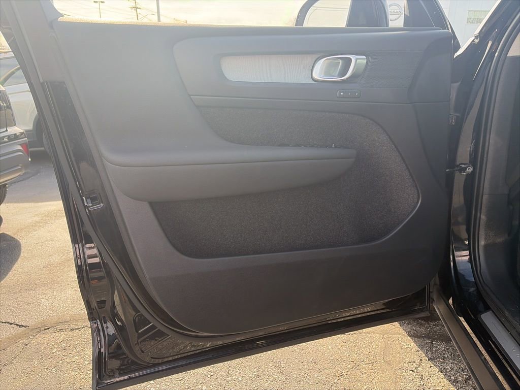 Used 2025 Volvo XC40 B5 Plus image 16