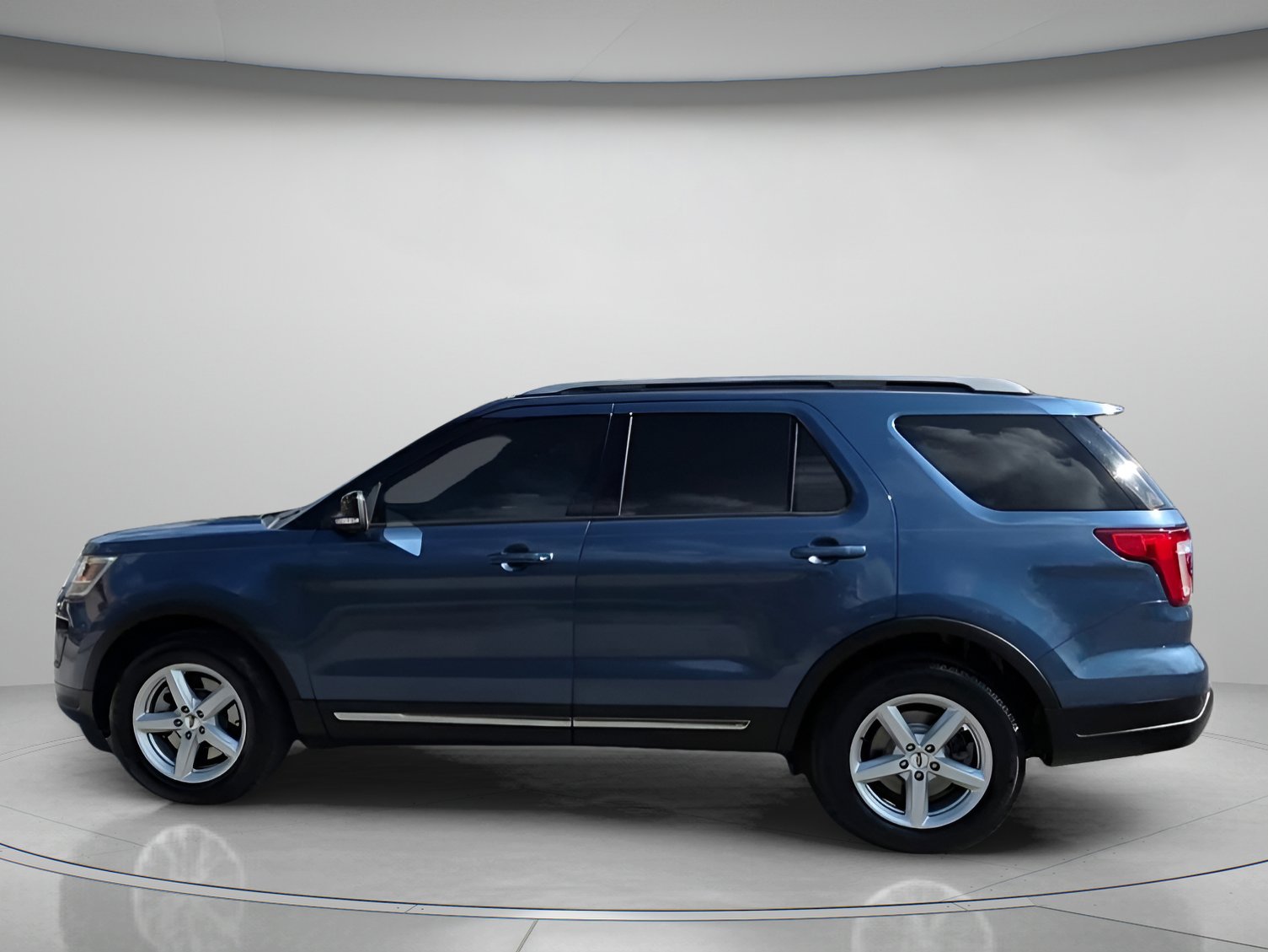 Certified 2018 Ford Explorer XLT w/ Equipment Group 202A image 18