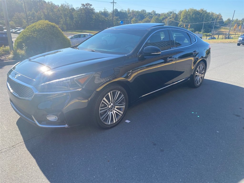 Used 2017 Kia Cadenza Premium w/ Luxury Package FWD image 3