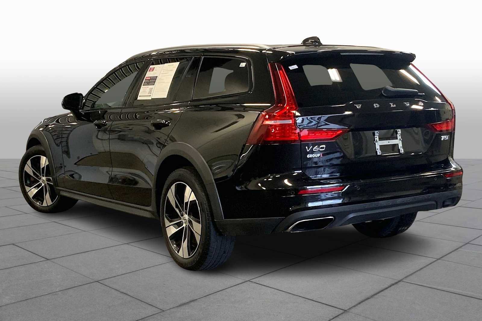 Used 2021 Volvo V60 T5 Cross Country image 11