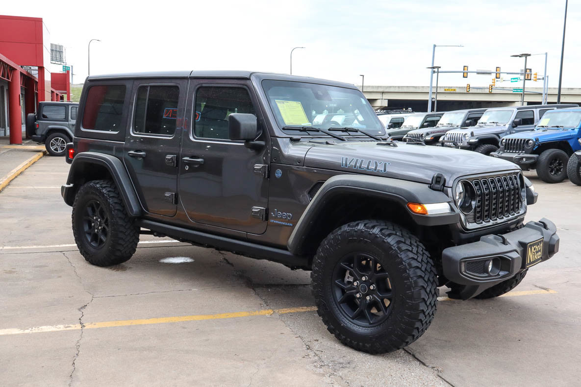 Used 2025 Jeep Wrangler Willys AWD/4WD image 4