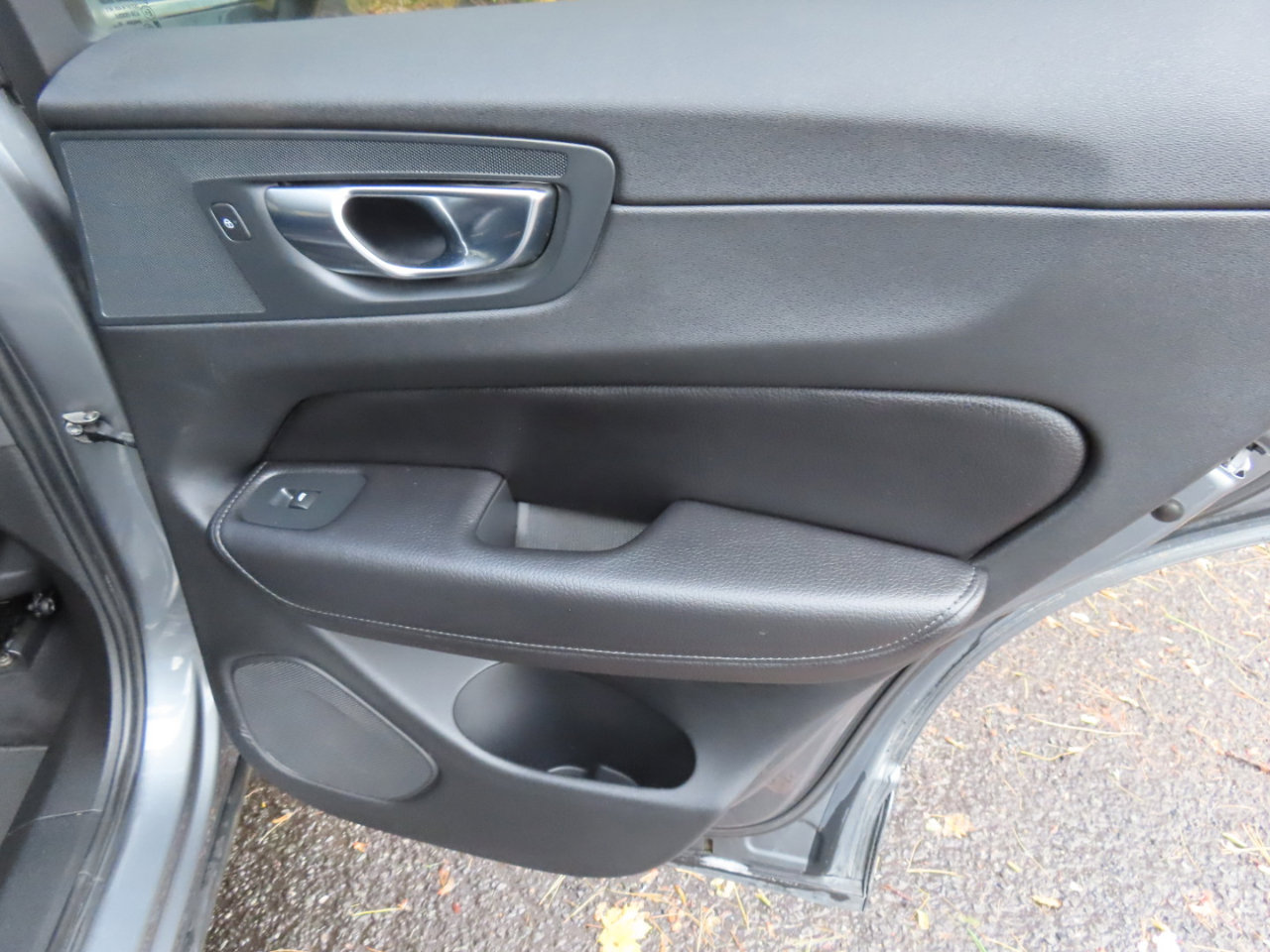 Used 2019 Volvo XC60 T6 Momentum w/ Premium Package image 18