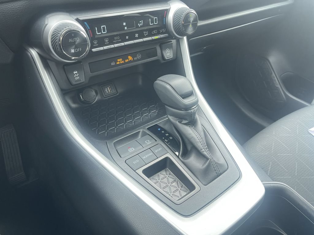 Used 2025 Toyota RAV4 XLE FWD image 30