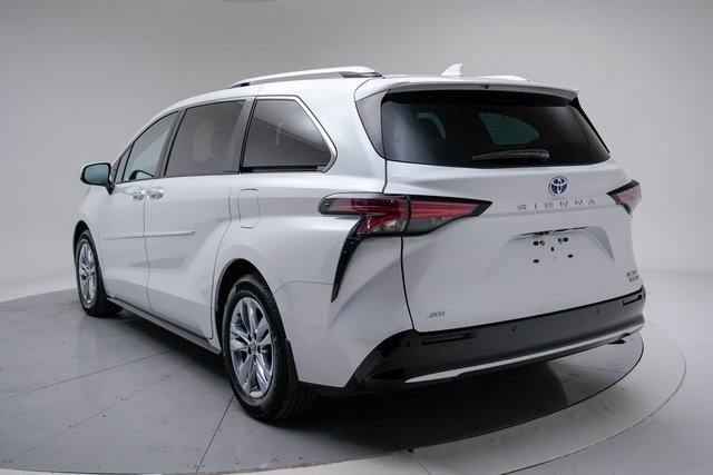 Used 2022 Toyota Sienna Limited image 3