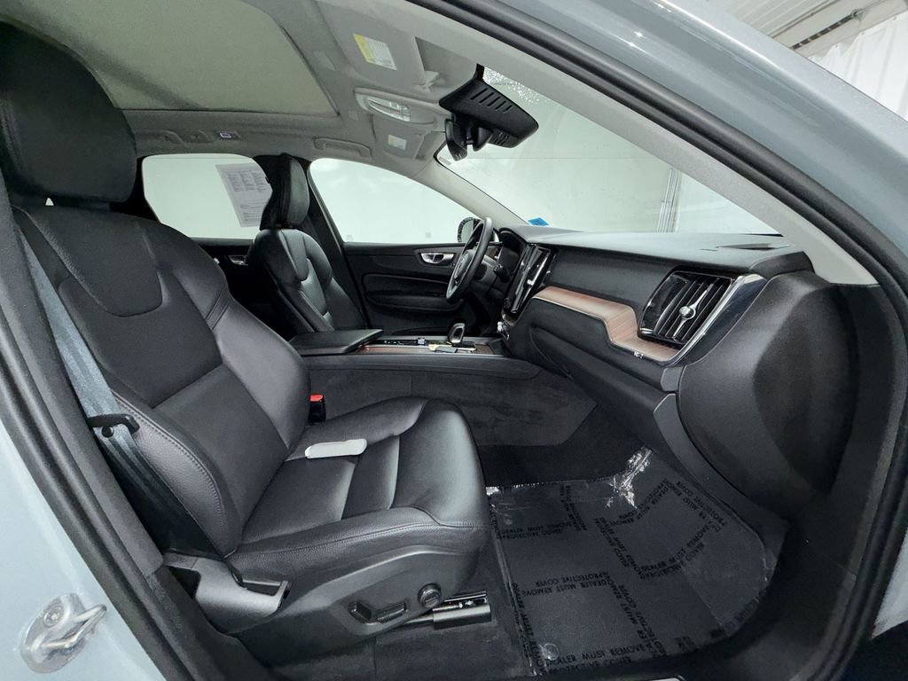 Certified 2024 Volvo XC60 B5 Plus w/ Climate Package image 8