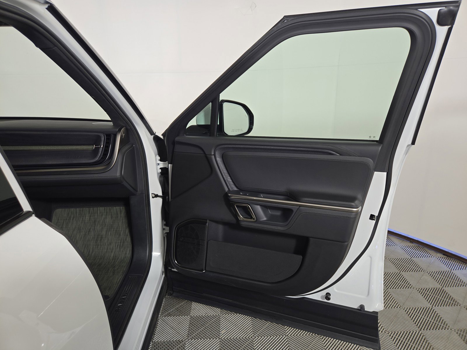 Used 2024 Rivian R1S Adventure AWD/4WD image 18