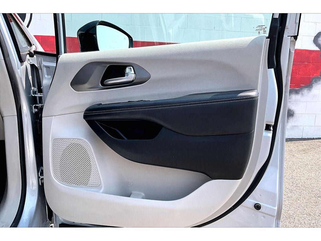 Used 2024 Chrysler Pacifica Touring-L FWD image 19