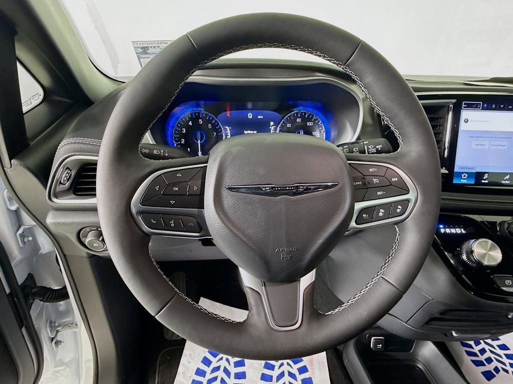 Used 2025 Chrysler Pacifica Select FWD image 11
