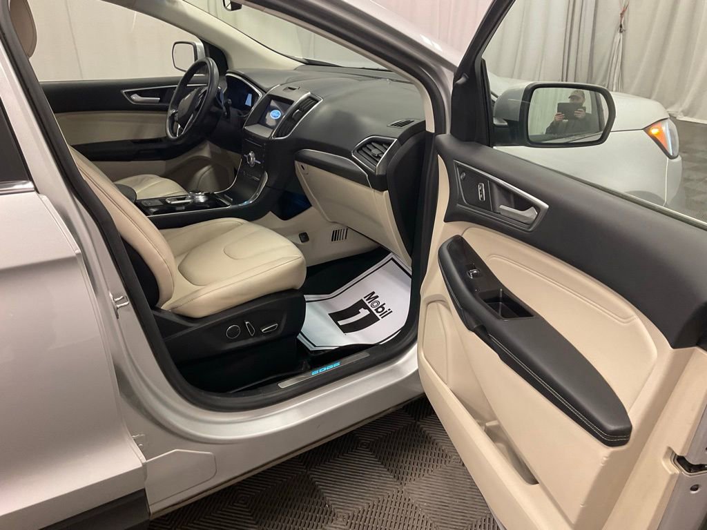 Used 2019 Ford Edge Titanium image 18
