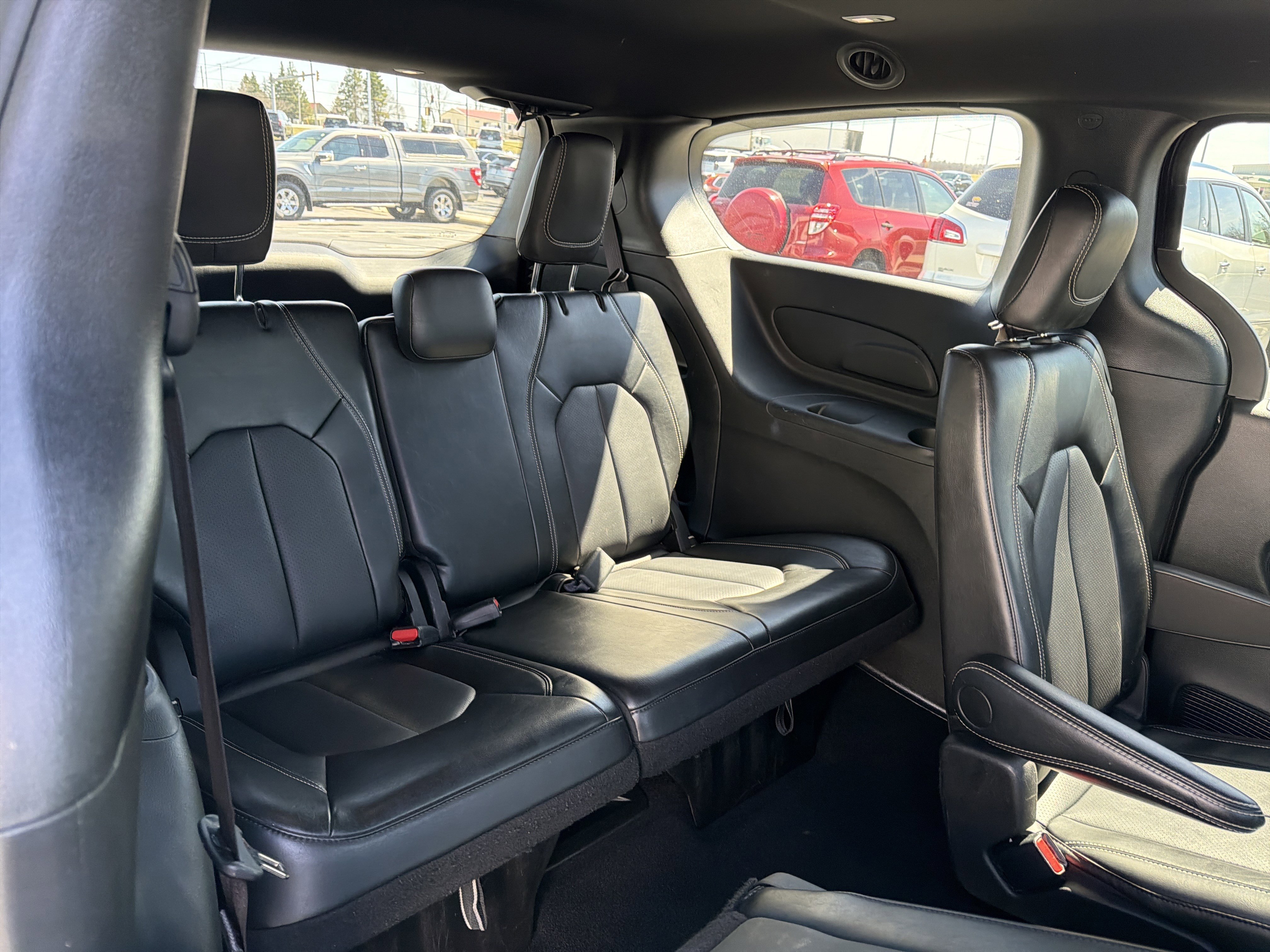 Used 2025 Chrysler Pacifica Select FWD image 11