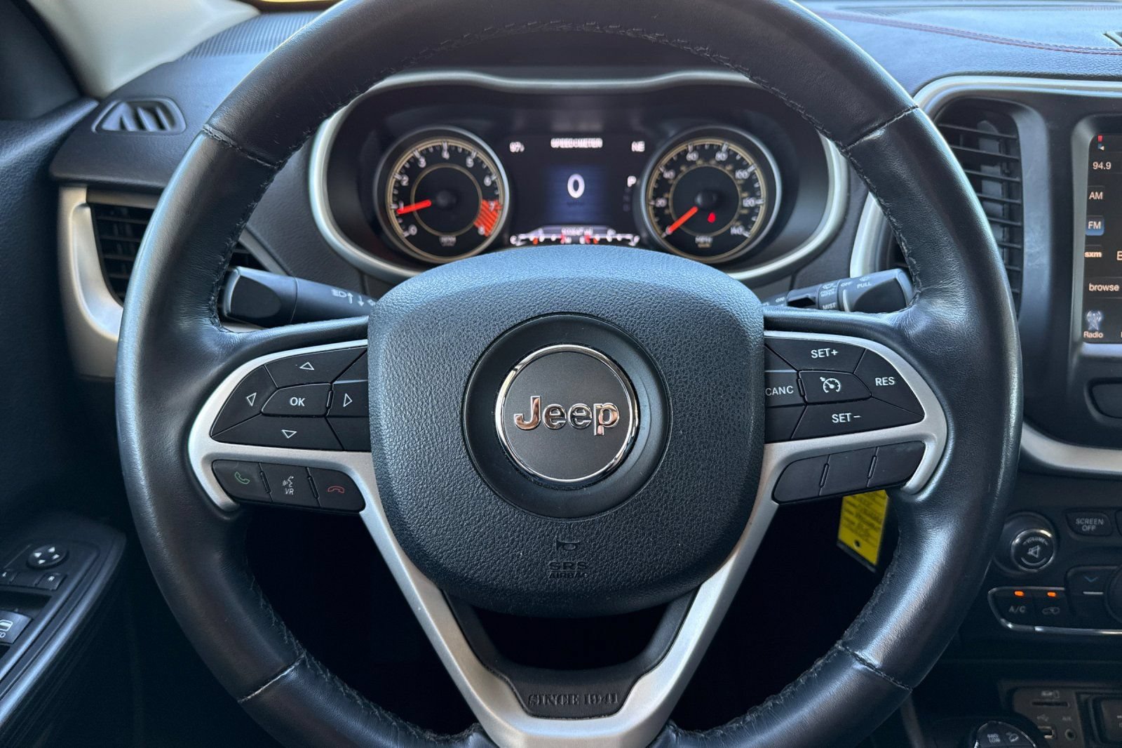 Used 2015 Jeep Cherokee Trailhawk AWD/4WD image 33