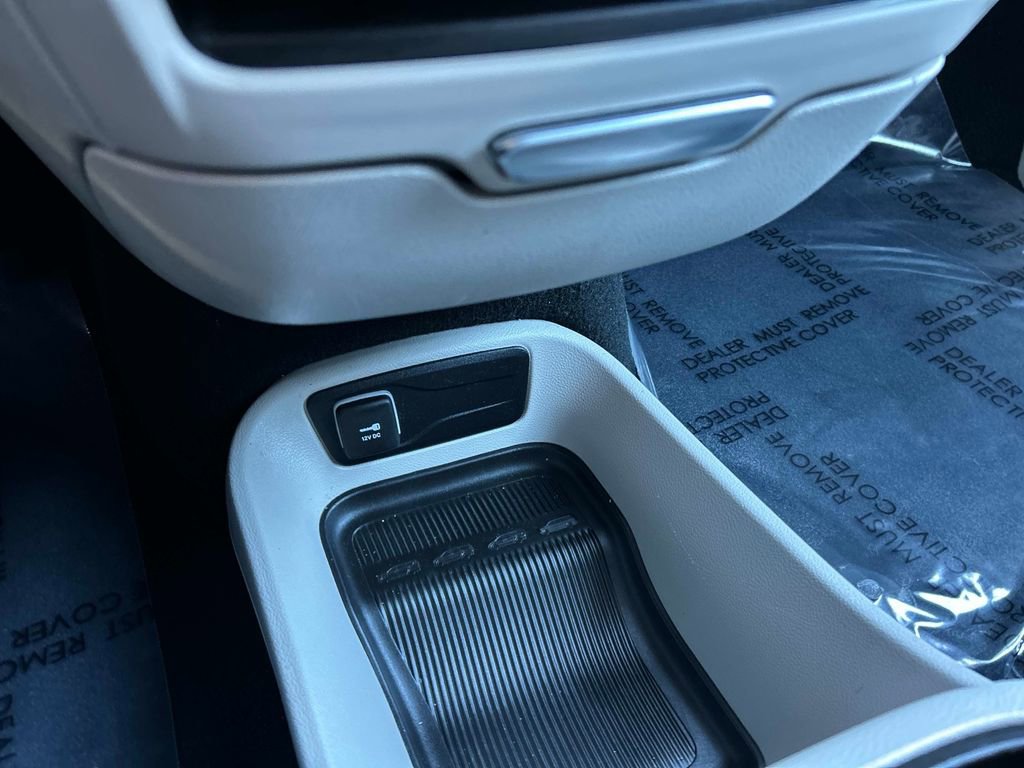 Used 2024 Chrysler Pacifica Touring-L image 32