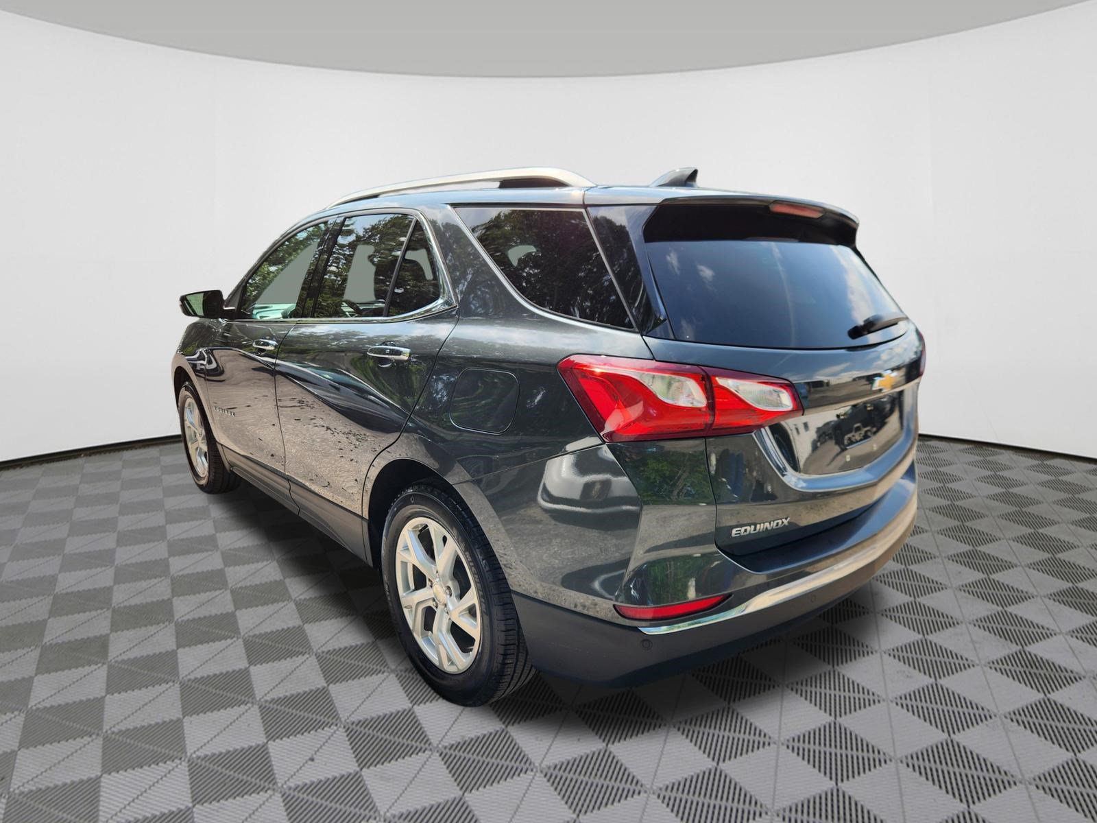 Used 2018 Chevrolet Equinox Premier FWD image 3