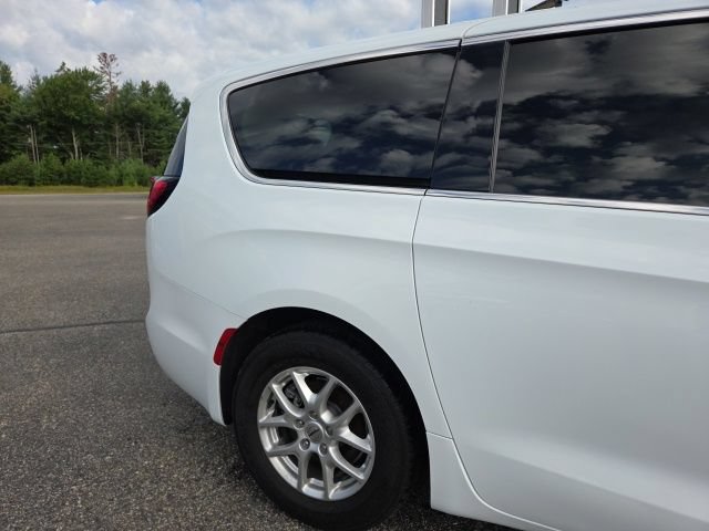 Used 2023 Chrysler Pacifica Touring-L FWD image 29