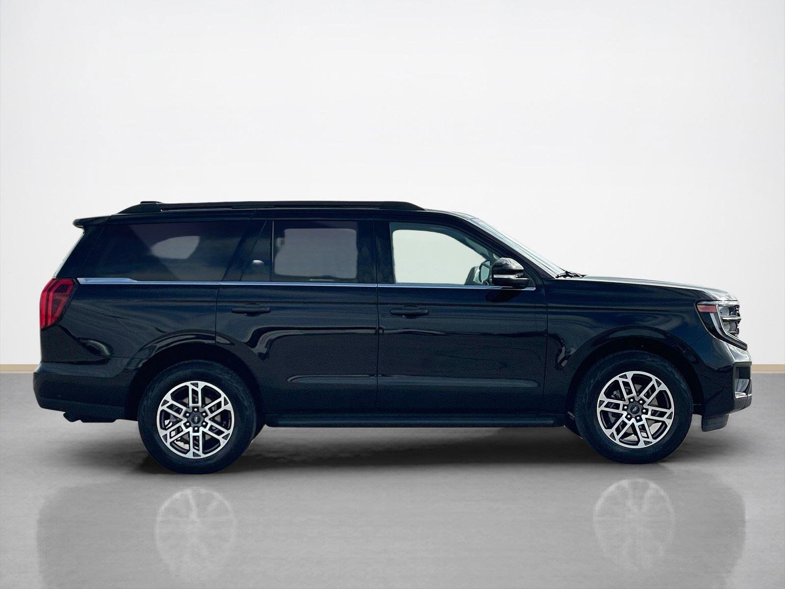 Used 2025 Ford Expedition Active AWD/4WD image 9
