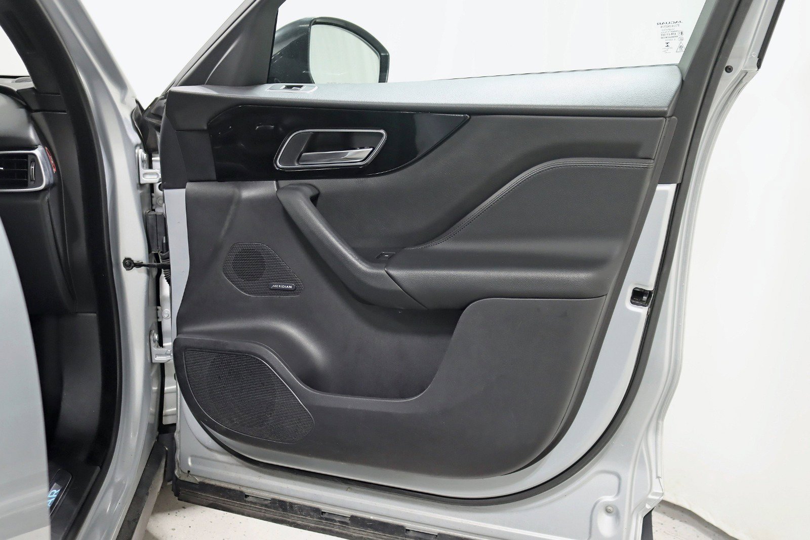 Used 2019 Jaguar F-PACE Premium image 33