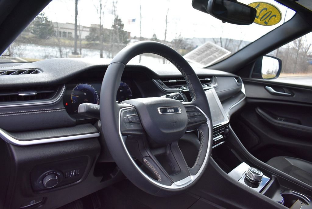 Used 2024 Jeep Grand Cherokee Altitude image 12