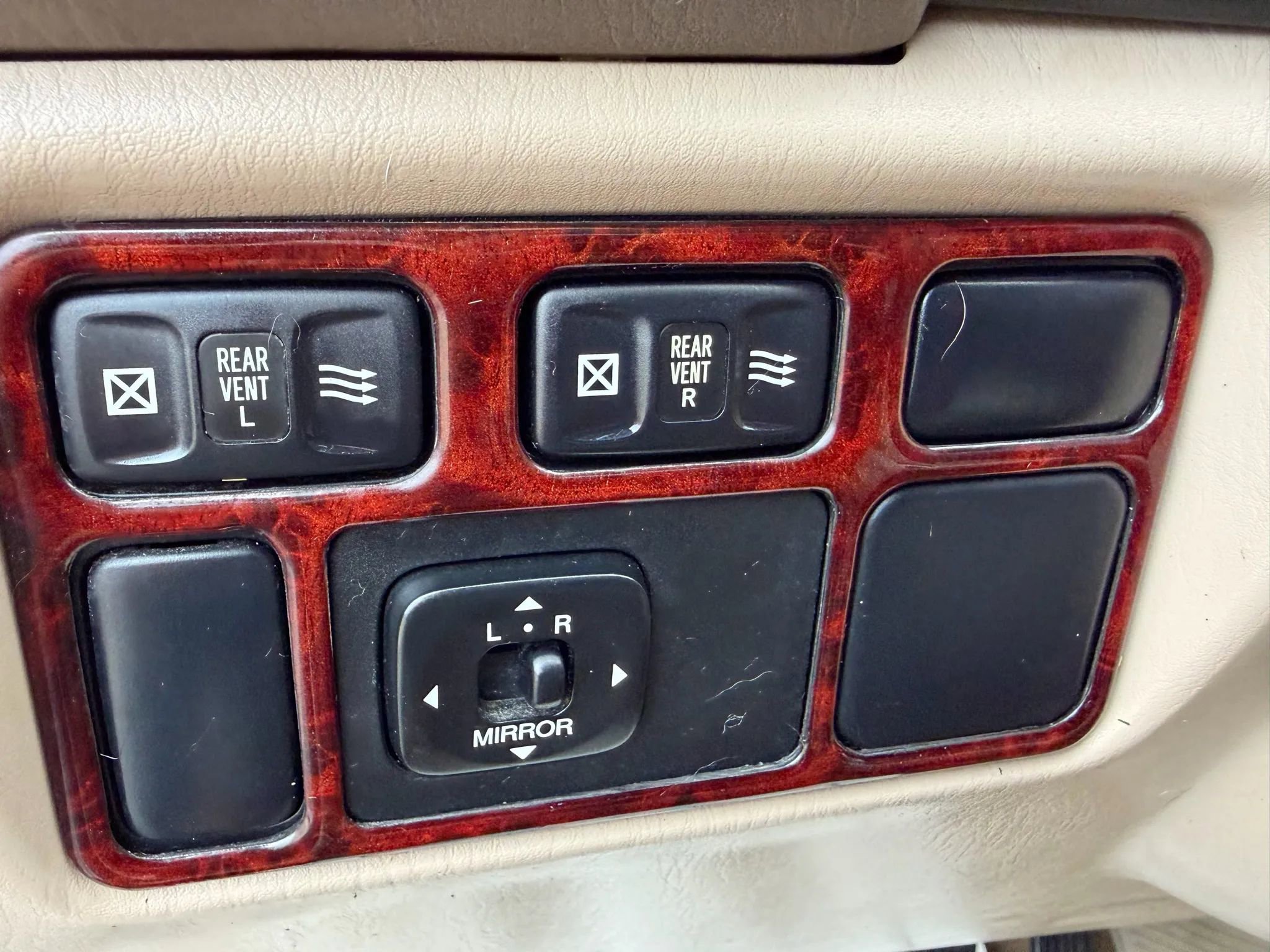 Used 2000 Toyota Land Cruiser Sport Utility 4D image 15