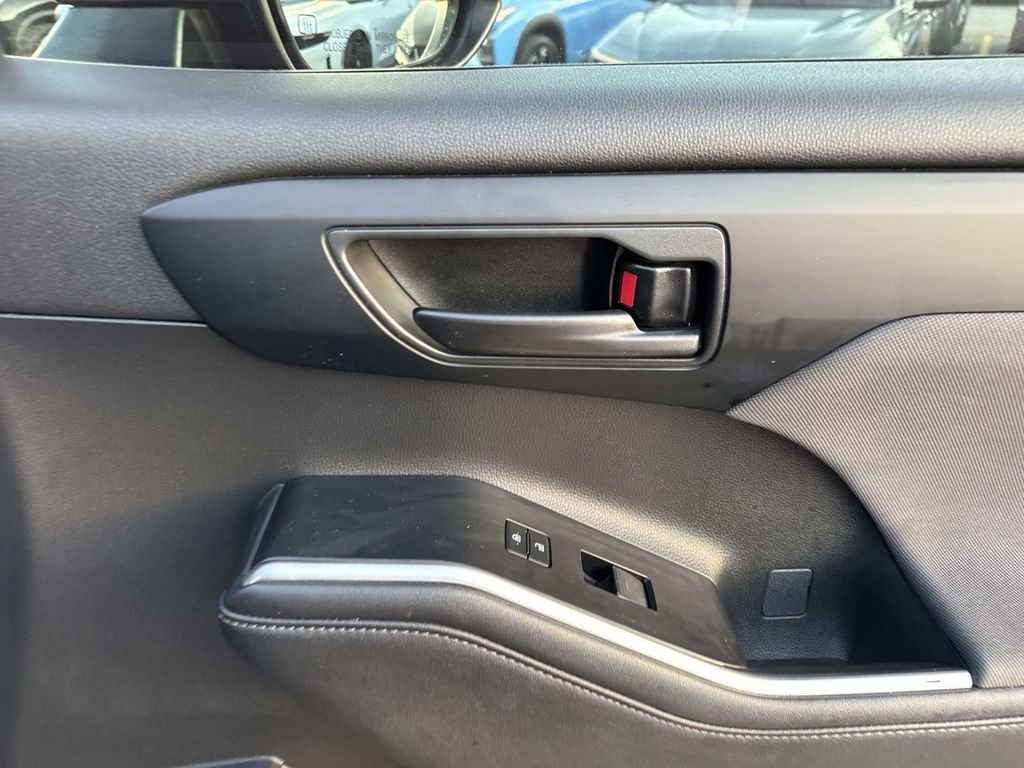 Used 2023 Toyota Highlander LE image 15