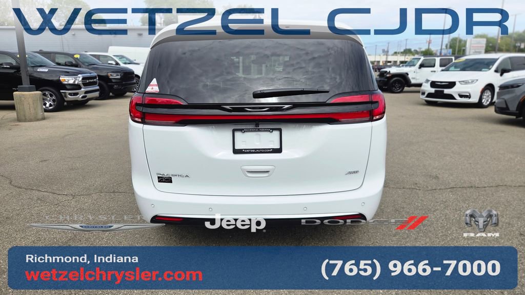 New 2027 Chrysler Pacifica Select AWD/4WD image 6