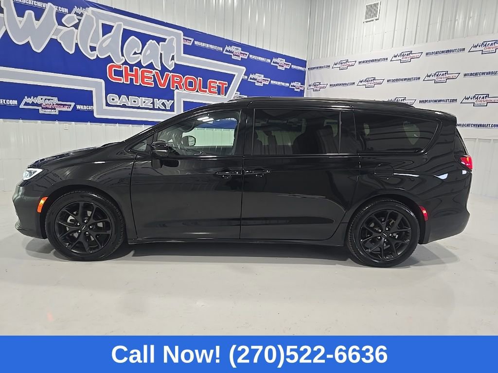 Used 2025 Chrysler Pacifica Limited image 5