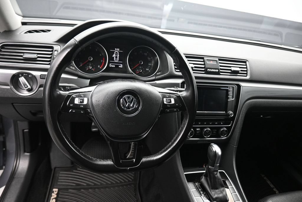 Used 2018 Volkswagen Passat 2.0T R-Line FWD image 15