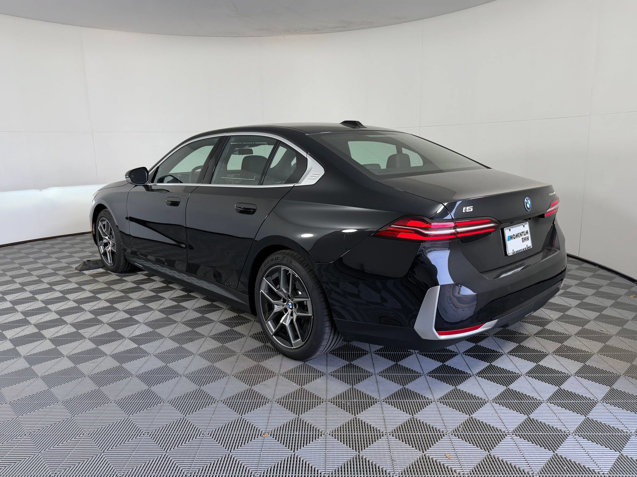 Used 2026 BMW i5 eDrive40 w/ Convenience Package RWD image 3