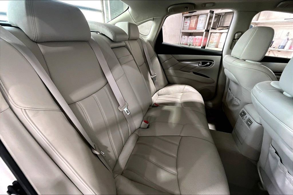 Used 2011 INFINITI M37 x w/ Deluxe Touring Pkg image 29