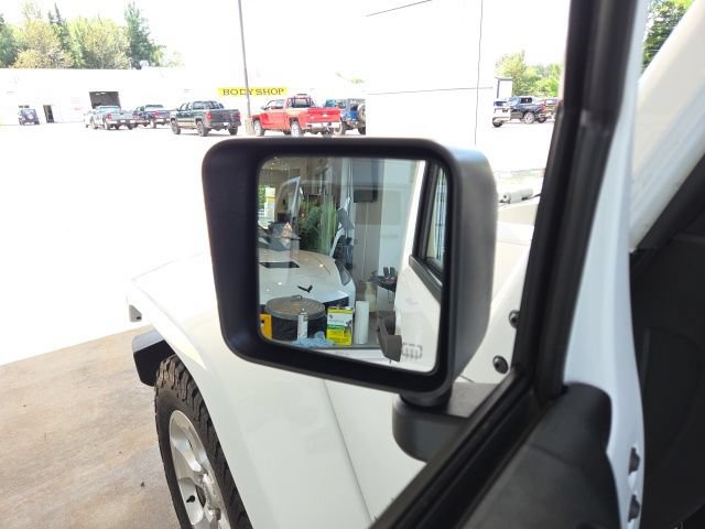Used 2015 Jeep Wrangler Unlimited Sahara w/ Connectivity Group AWD/4WD image 37