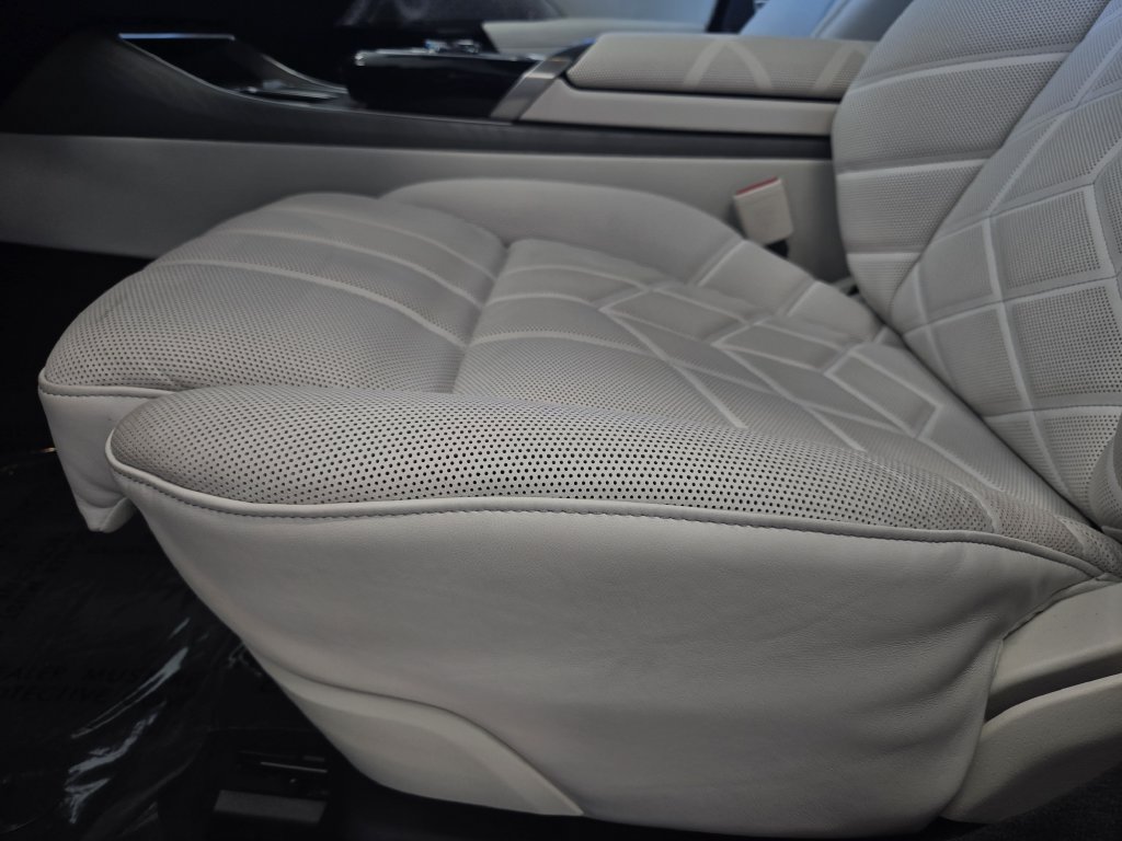 Certified 2024 BMW 750e xDrive w/ Executive Package AWD/4WD image 29