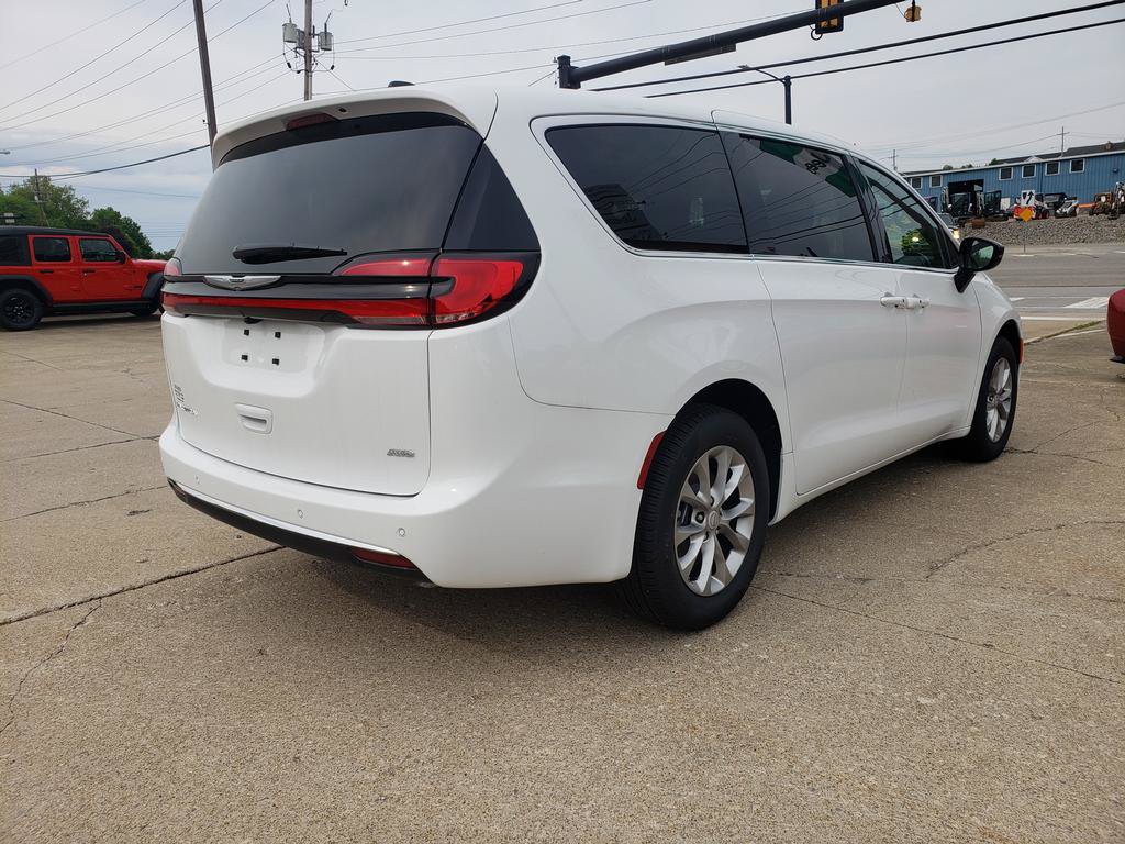 New 2026 Chrysler Pacifica Select AWD/4WD image 3