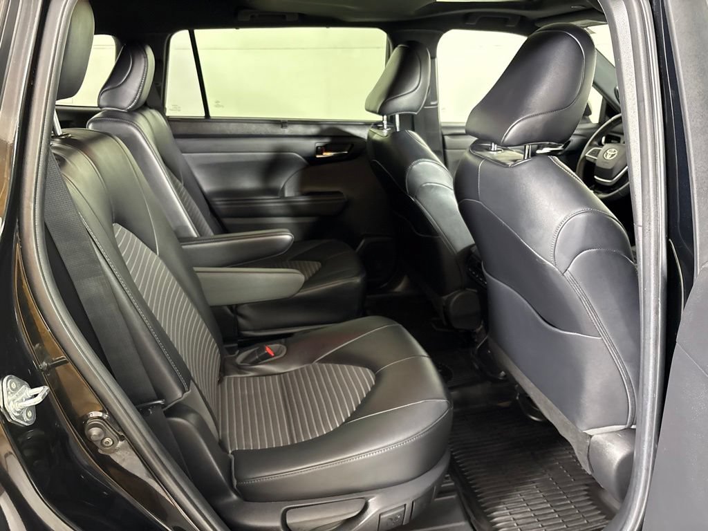 Used 2023 Toyota Highlander XSE FWD image 21