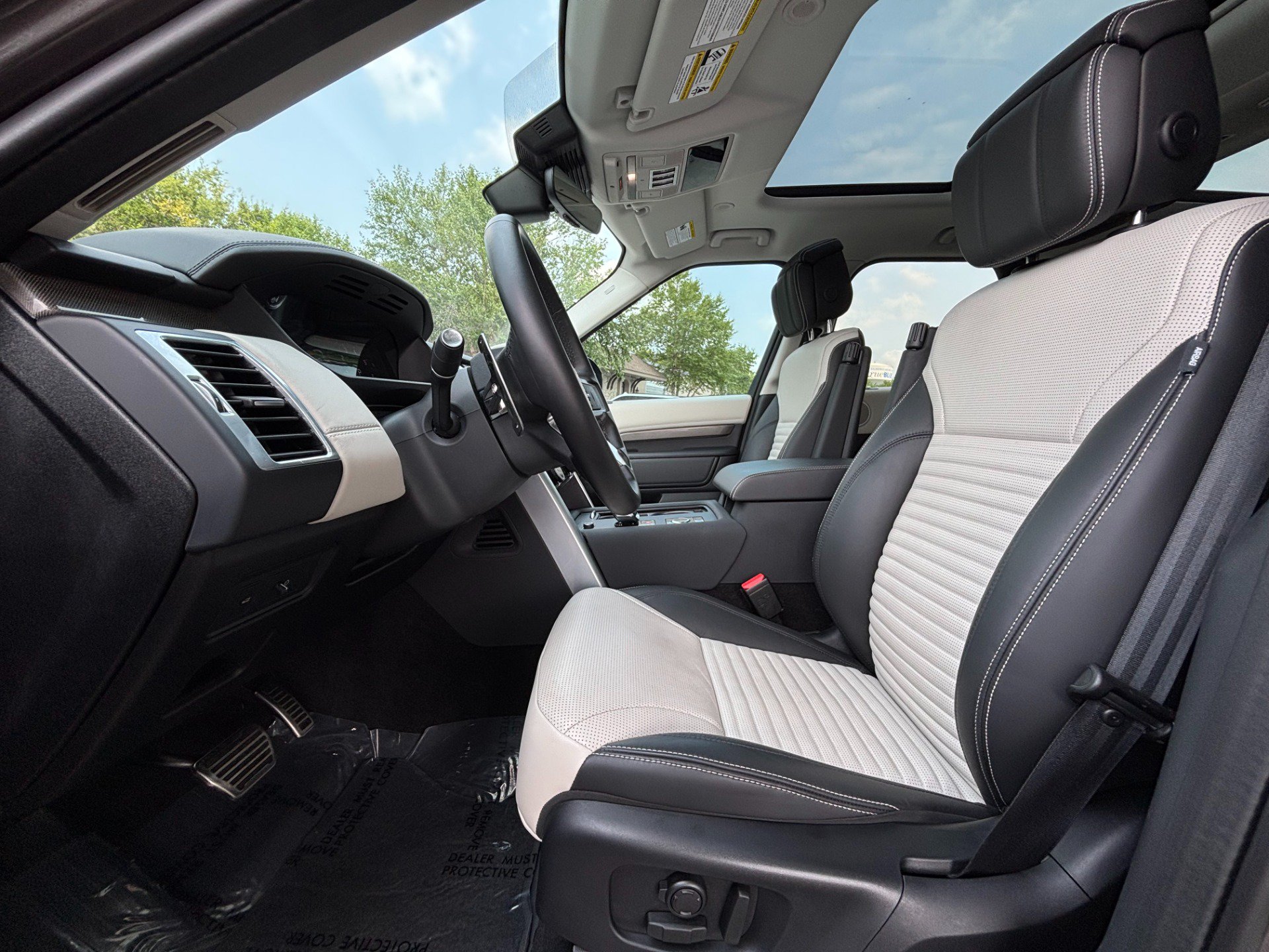 Used 2025 Land Rover Discovery Metropolitan Edition AWD/4WD image 10