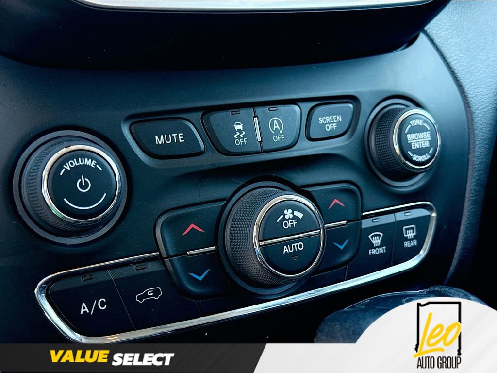 Used 2019 Jeep Cherokee Trailhawk w/ Cold Weather Group AWD/4WD image 15